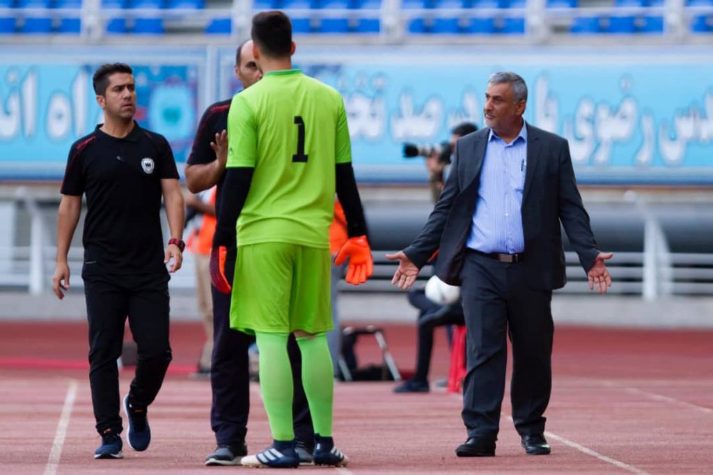 ایزدپناه:ویسی از روی عصبانیت حرف زده/۴۰۰ میلیون پول گرجستانی‌ها را دادیم برای ۸۰۰ هزار تومان کم می‌آوریم؟