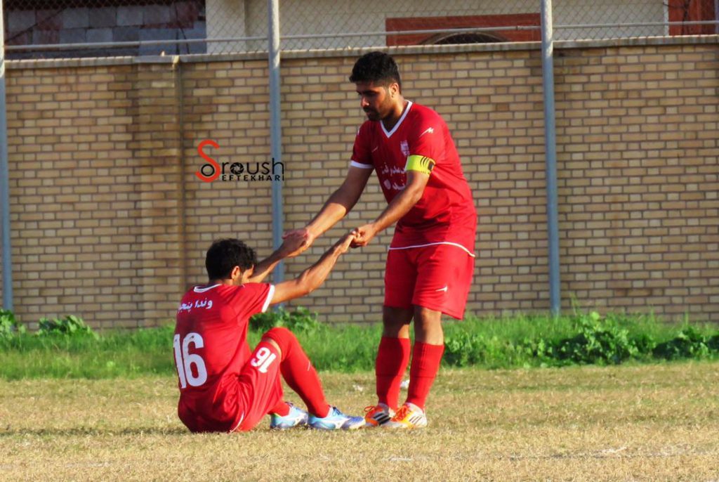 دغدغه روز:زمین گناوه! این چمن پرسپولیس را روی هوا می برد