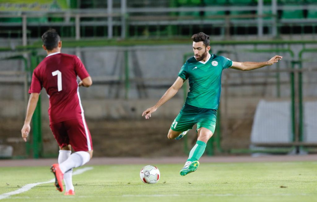 عکس:مشایخ با پیراهن ذوب آهن دنباله رو بازیکنان بوشهری در نصف جهان