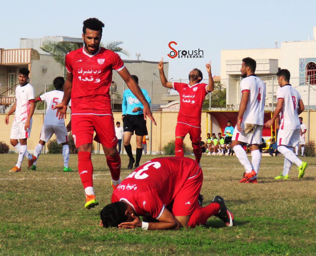 عکس و مکث:سجده شکر در گناوه و امید پرسپولیسی ها به نیم فصل دوم