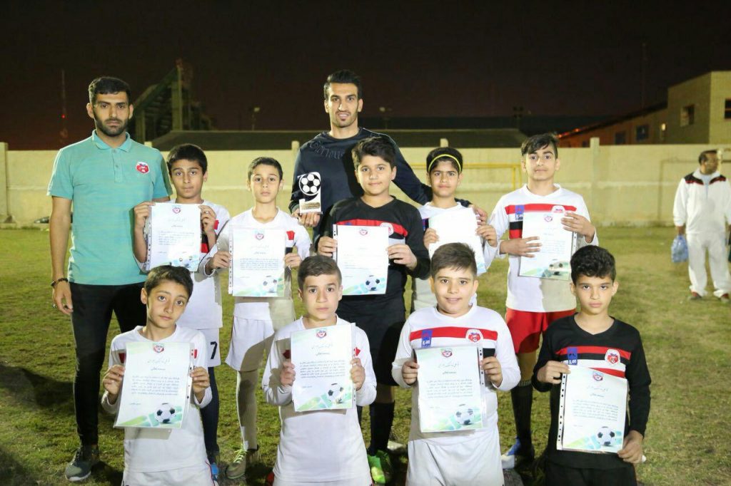 عکس روز:حسین ماهینی در مدرسه فوتبال خودش